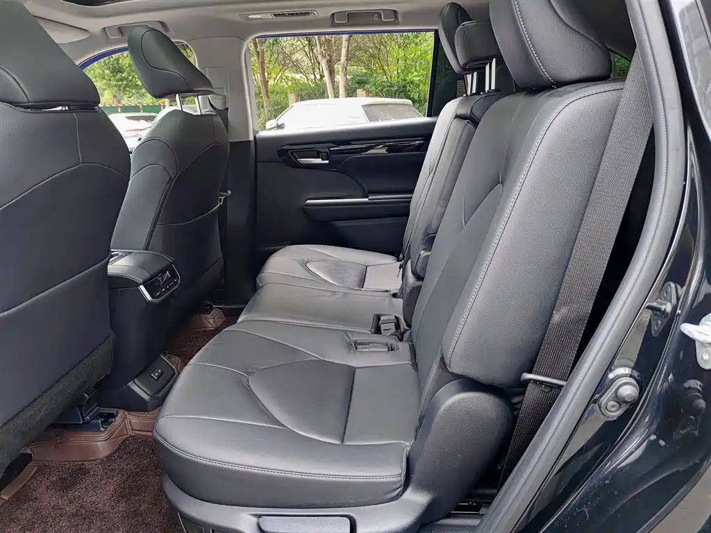 Toyota Highlander 2022 2.5L Luxury 7 мест