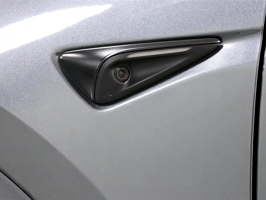Tesla Model Y — миниатюра 16