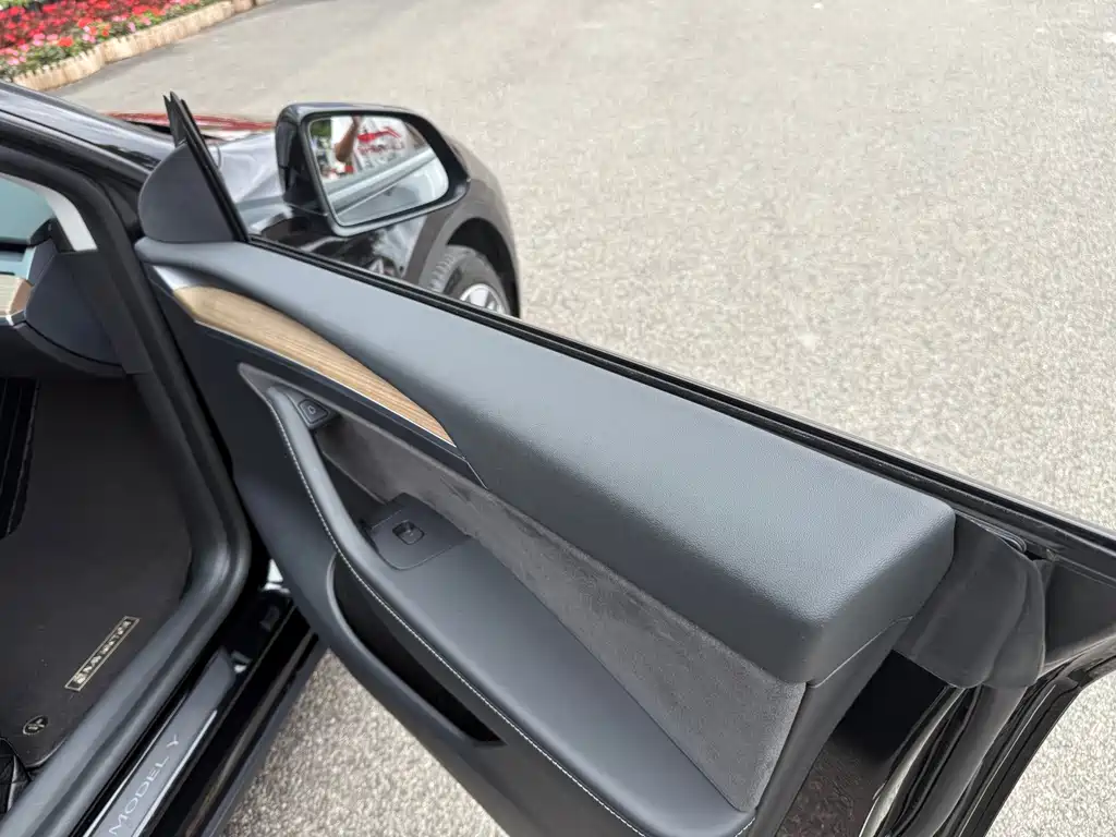 Tesla Model Y — миниатюра 14