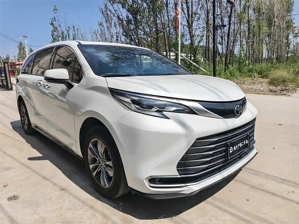 Toyota Sienna — миниатюра 2