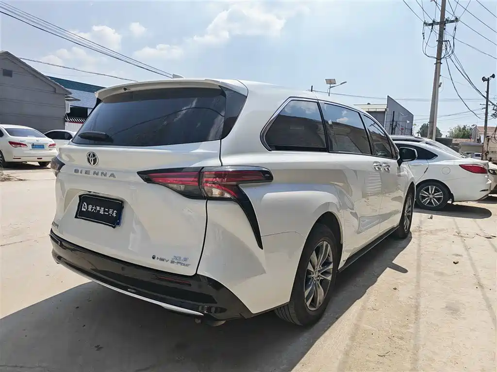 Toyota Sienna — миниатюра 3