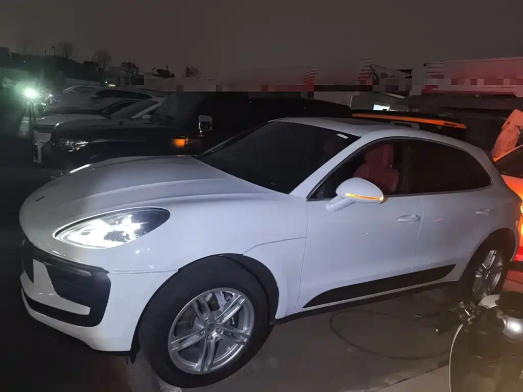 PORSCHE MACAN