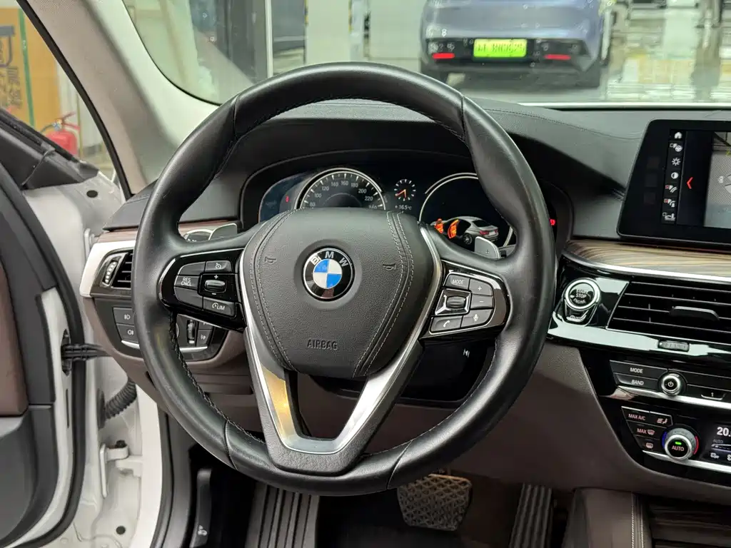 BMW 5 Series — миниатюра 14