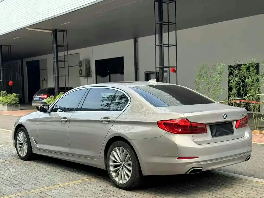 BMW 5 Series — миниатюра 8