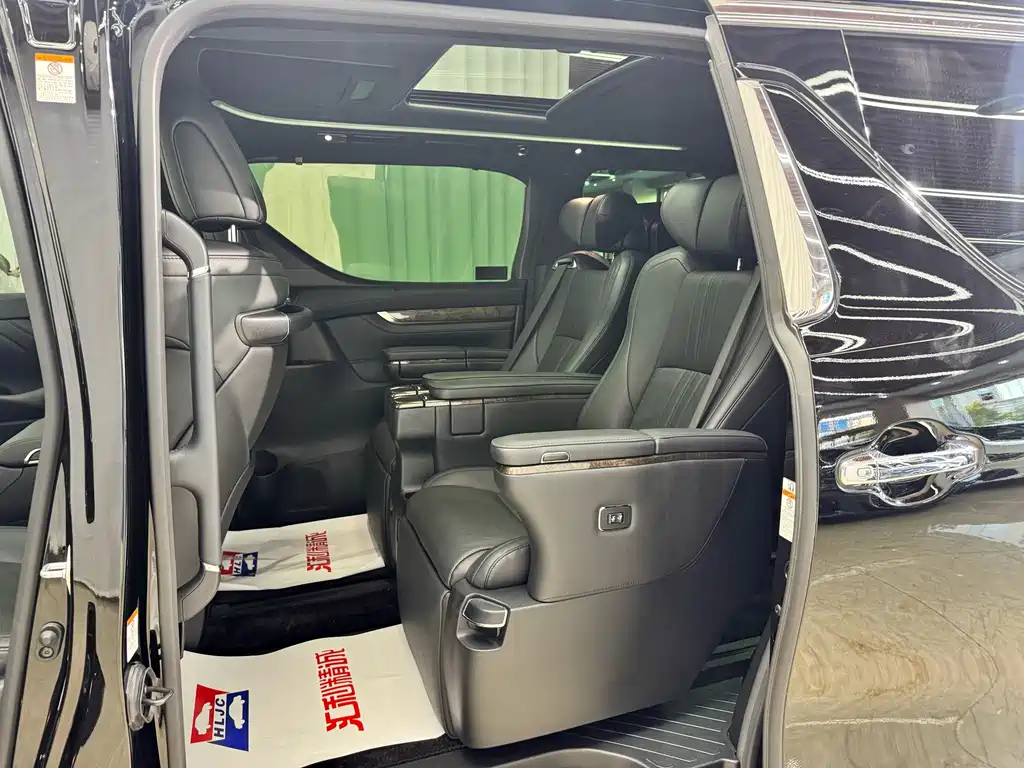 Toyota Alphard — миниатюра 8