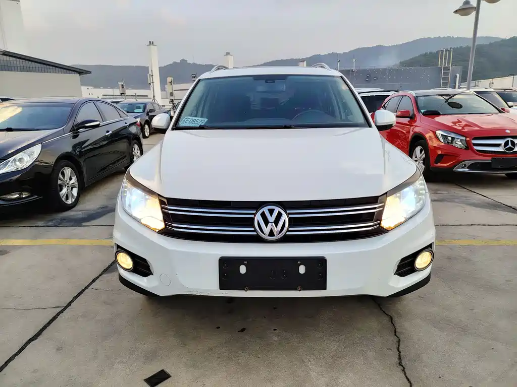 VOLKSWAGEN TIGUAN