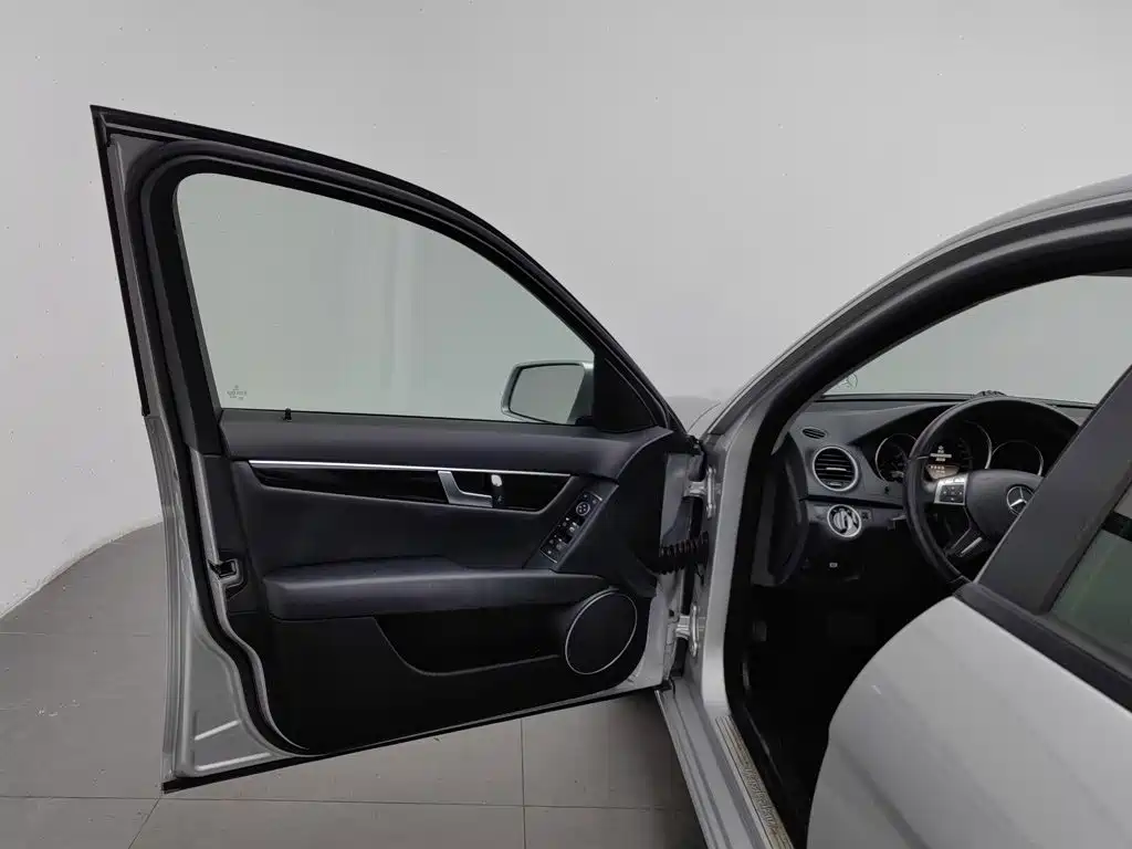 Mercedes-Benz C-Class — миниатюра 8