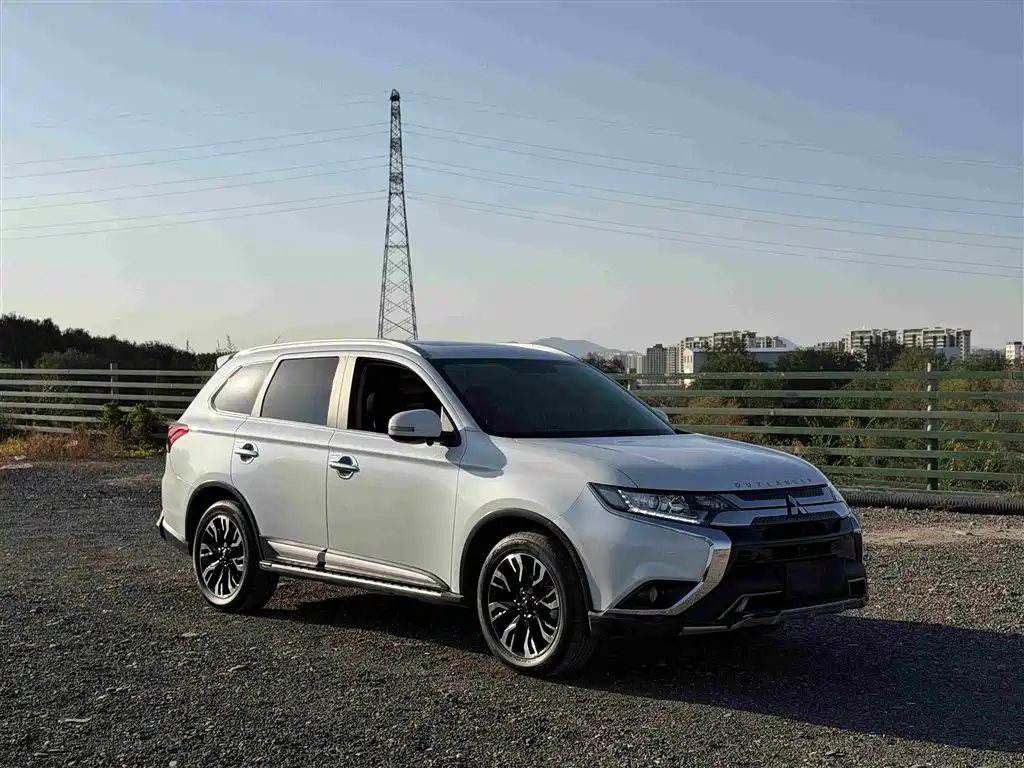 Mitsubishi Outlander — миниатюра 3