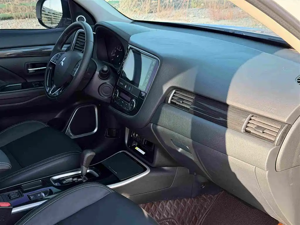 Mitsubishi Outlander — миниатюра 12