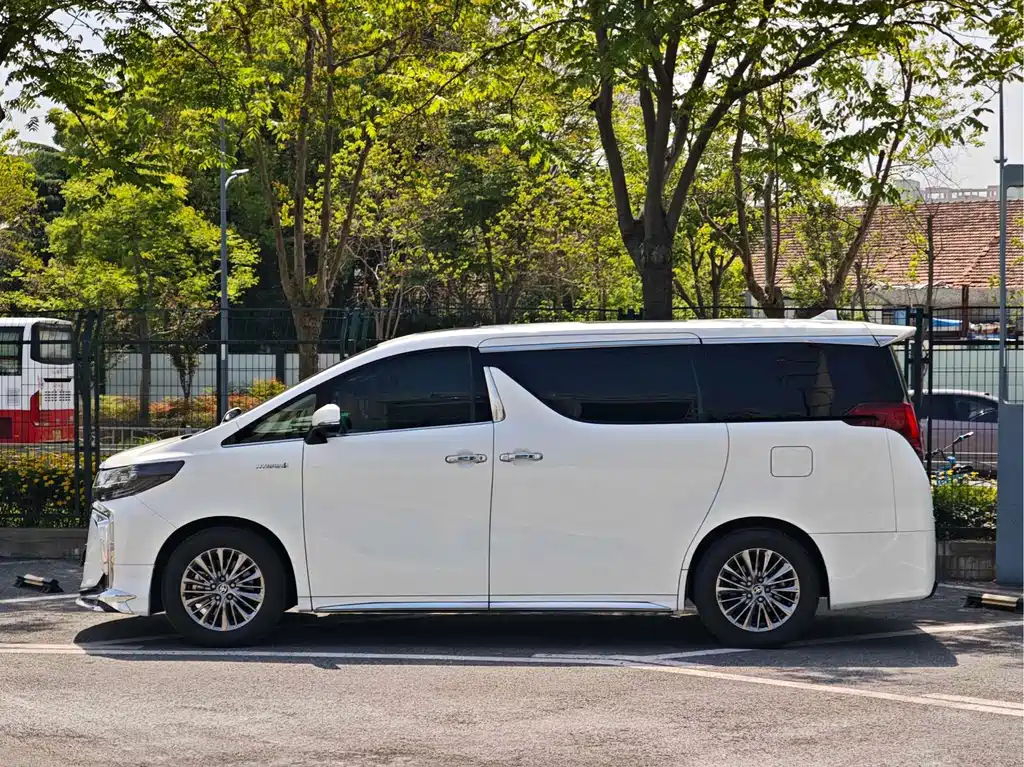 Toyota Alphard — миниатюра 7