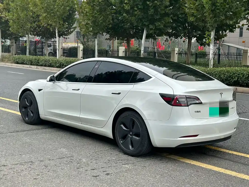 Tesla Model 3 — миниатюра 7