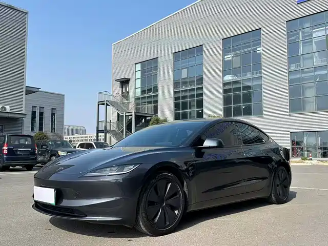 TESLA MODEL 3 2025