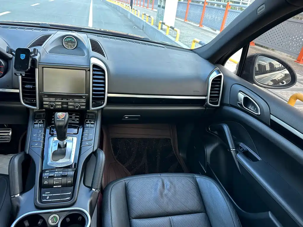 Porsche Cayenne — миниатюра 10