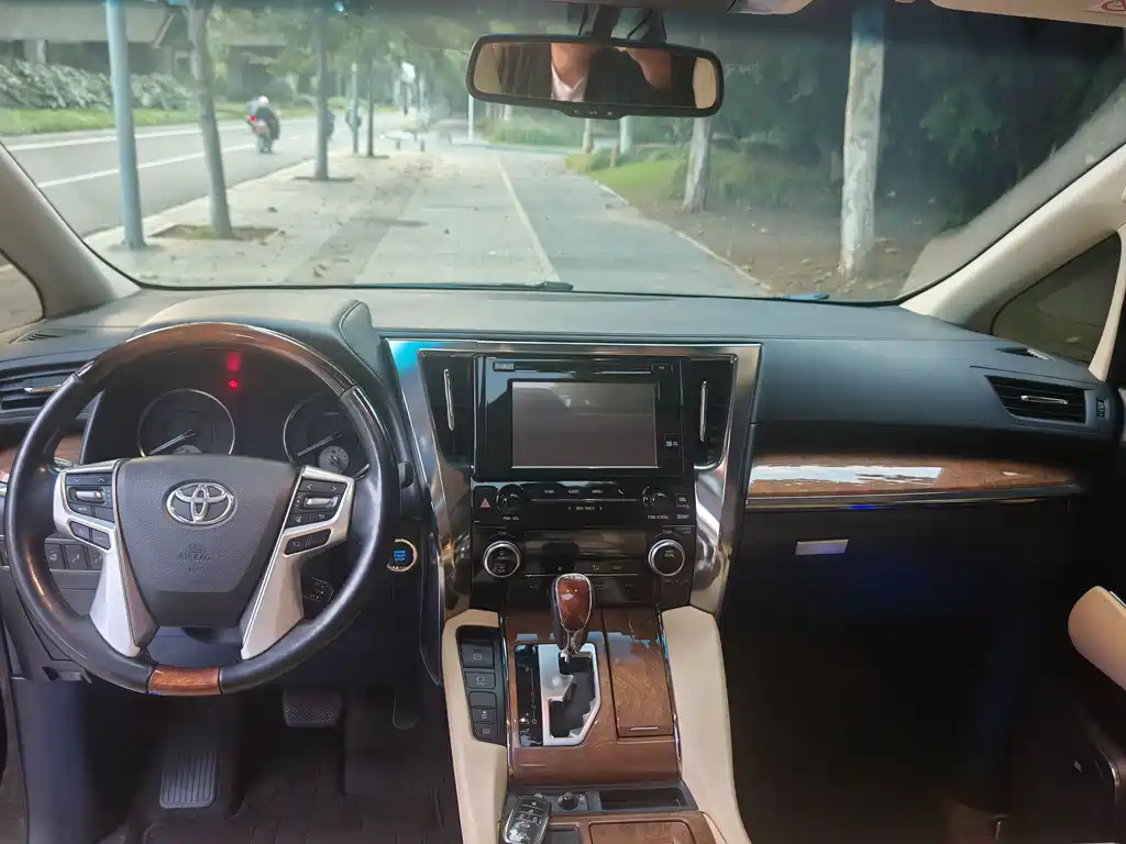 Toyota Alphard — миниатюра 5