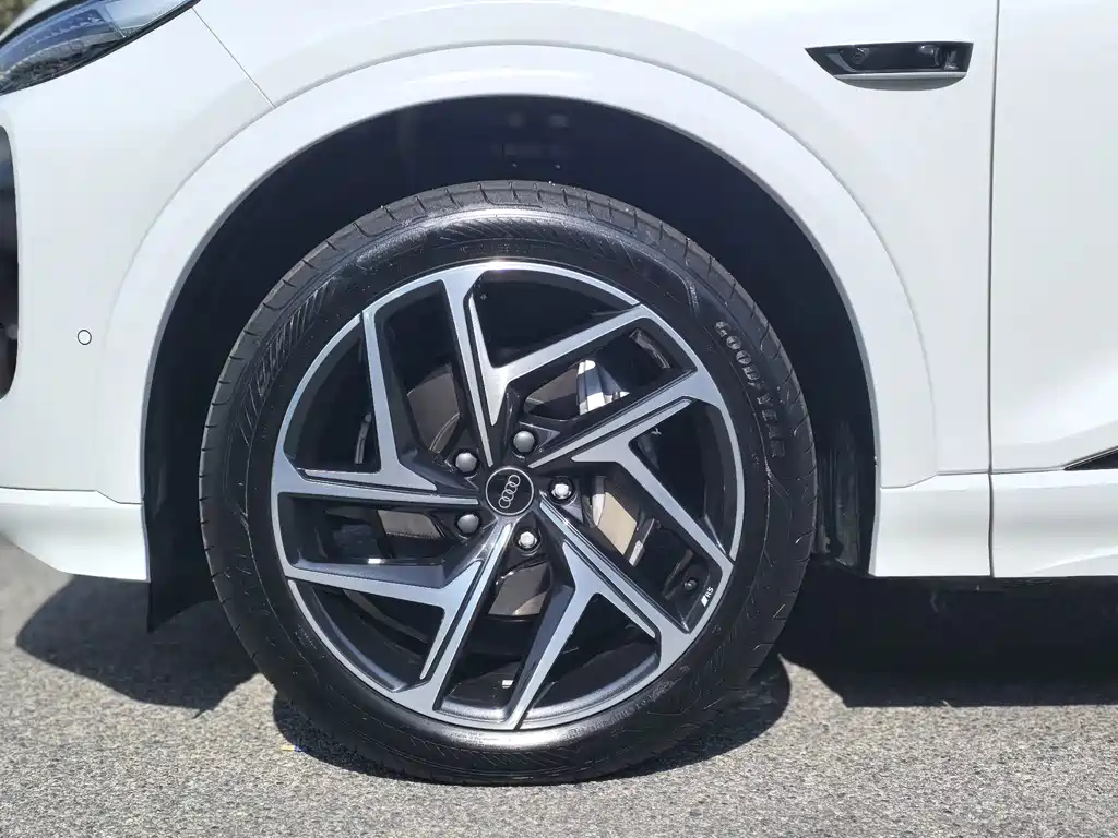 Audi Q6L e-tron — миниатюра 9