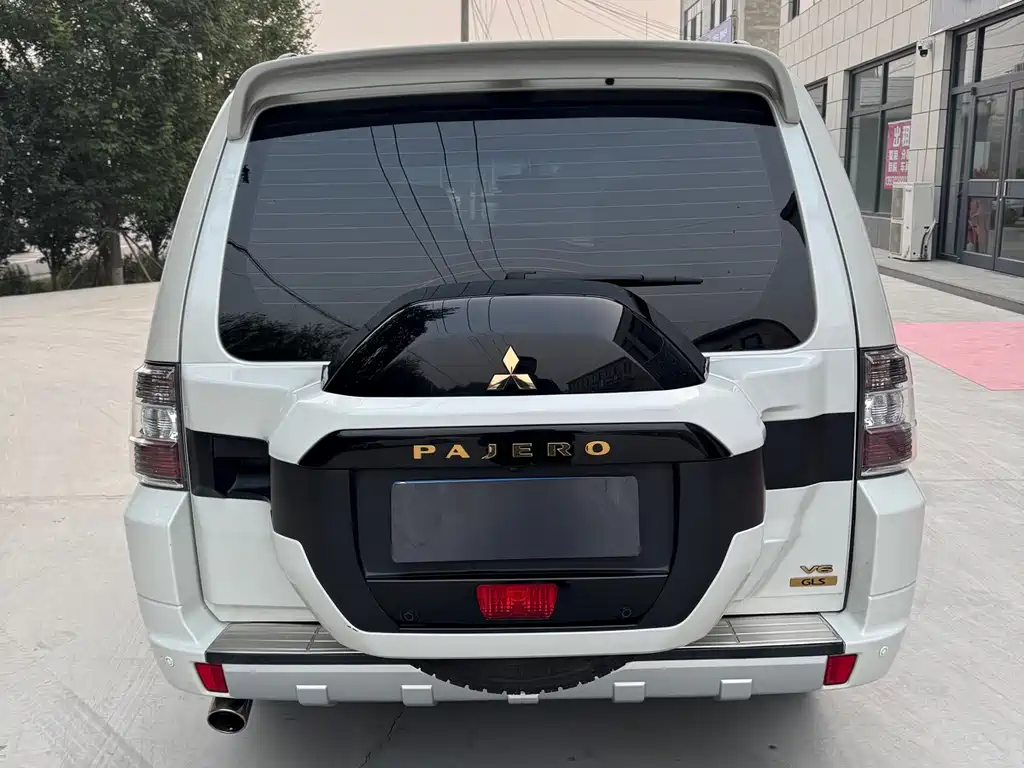 MITSUBISHI PAJERO