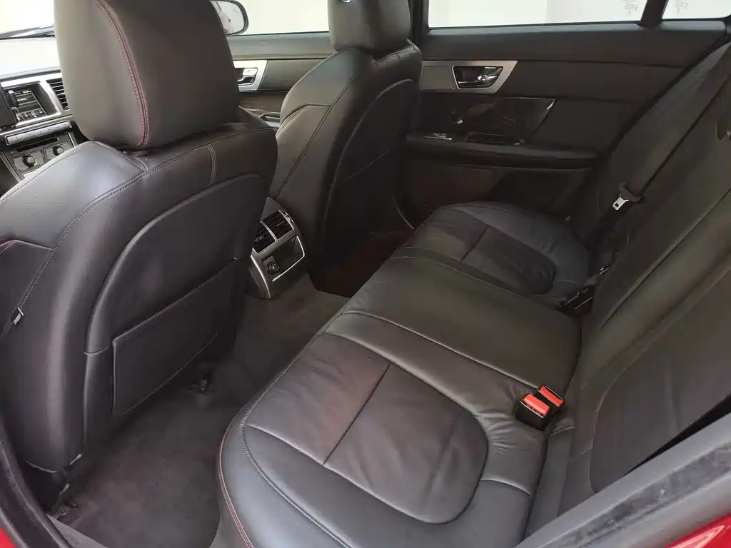 Jaguar XF — миниатюра 10