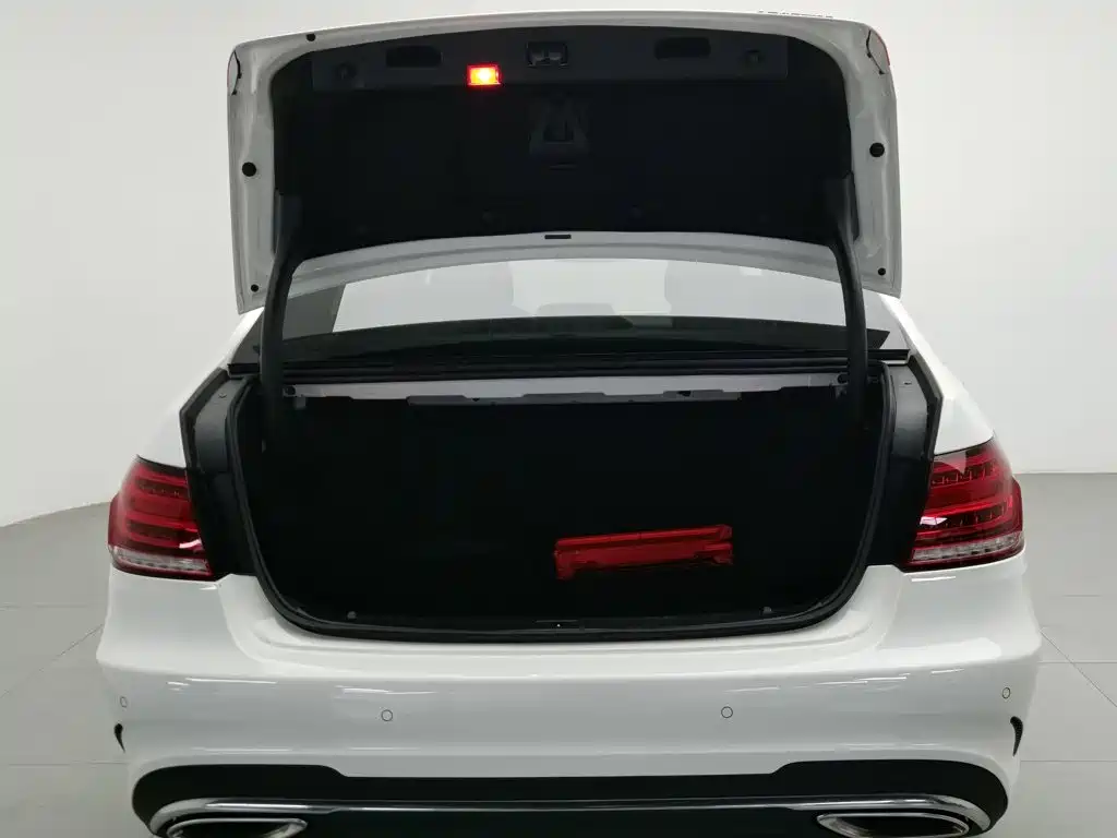 Mercedes-Benz E-Class — миниатюра 16