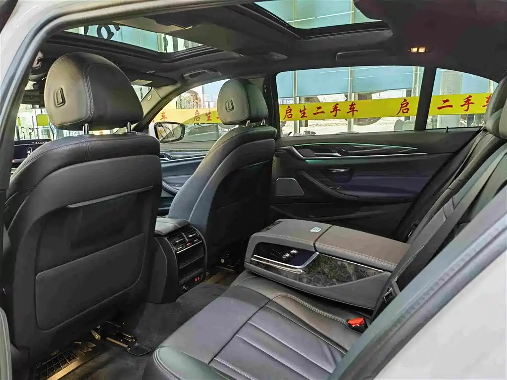 BMW 5 Series — миниатюра 7
