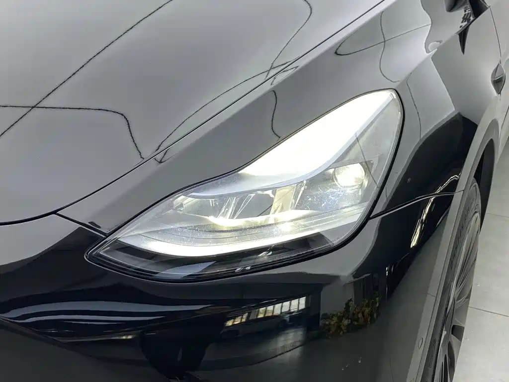 Tesla Model Y — миниатюра 5