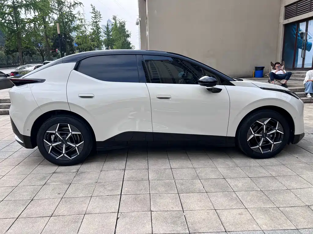 Lynk & Co 20 — миниатюра 4