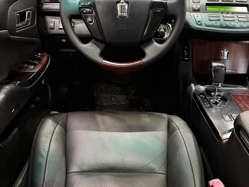 Toyota Crown — миниатюра 12
