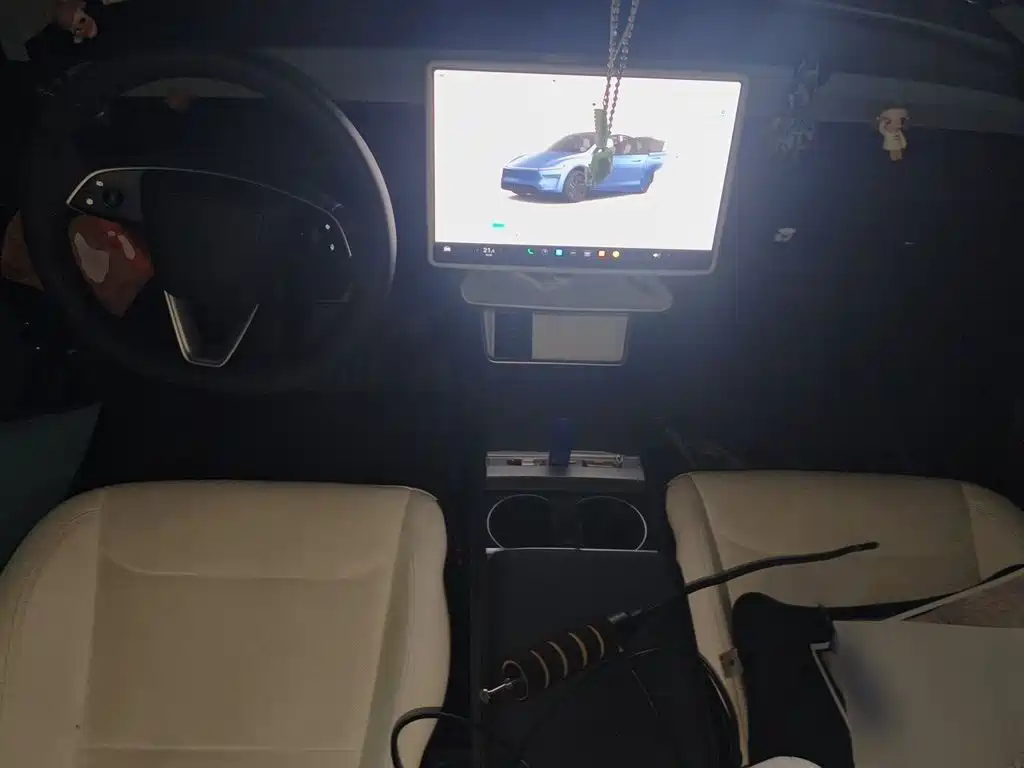 Tesla Model Y — миниатюра 13
