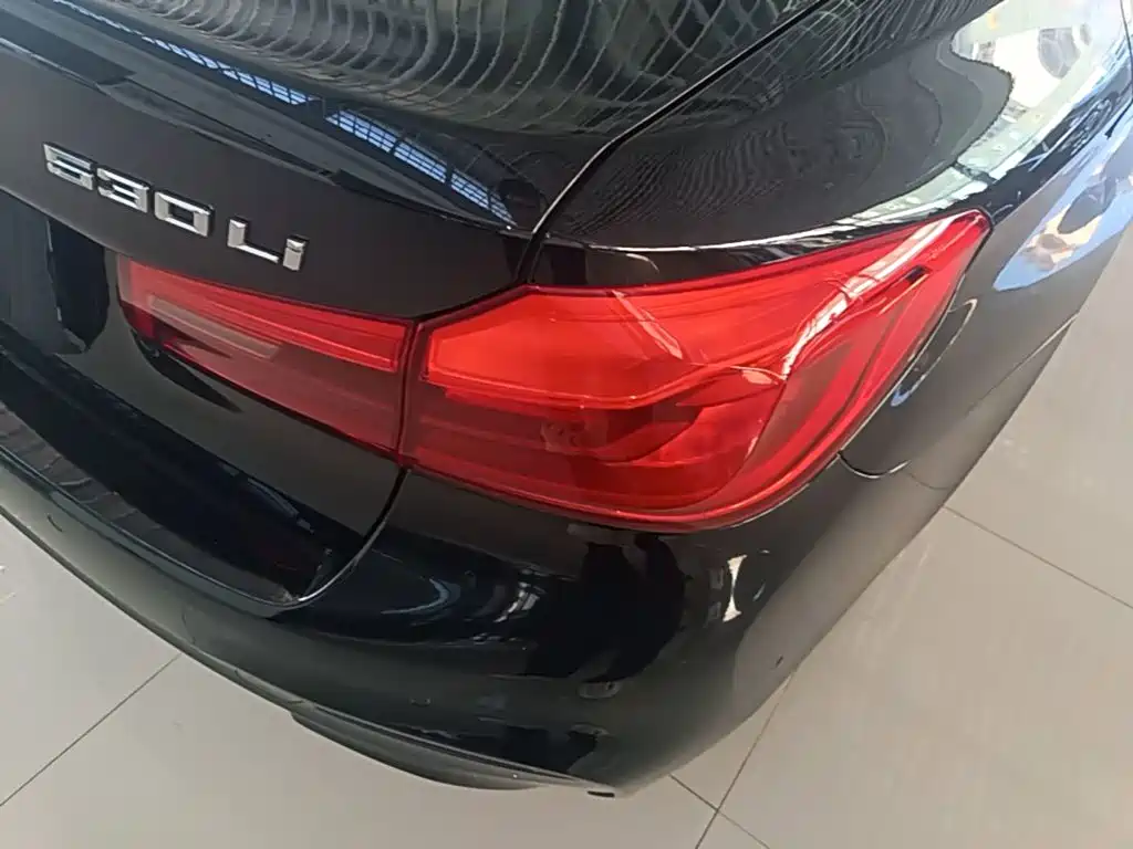 BMW 5 Series — миниатюра 8