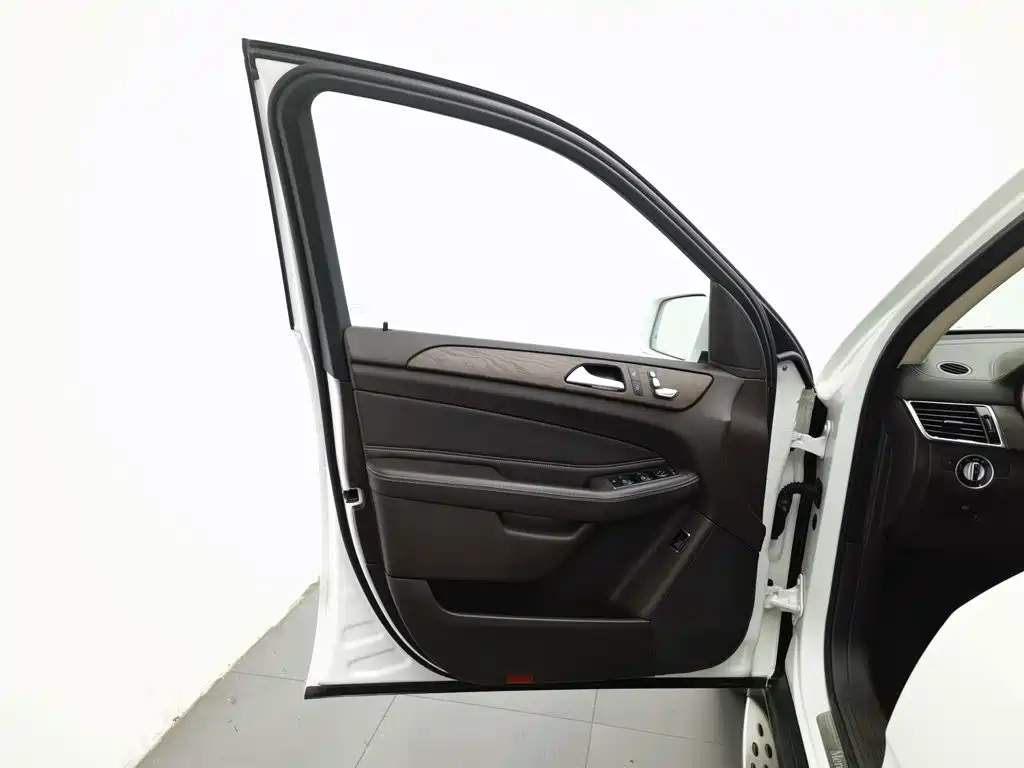 Mercedes-Benz GLE (Import) — миниатюра 8