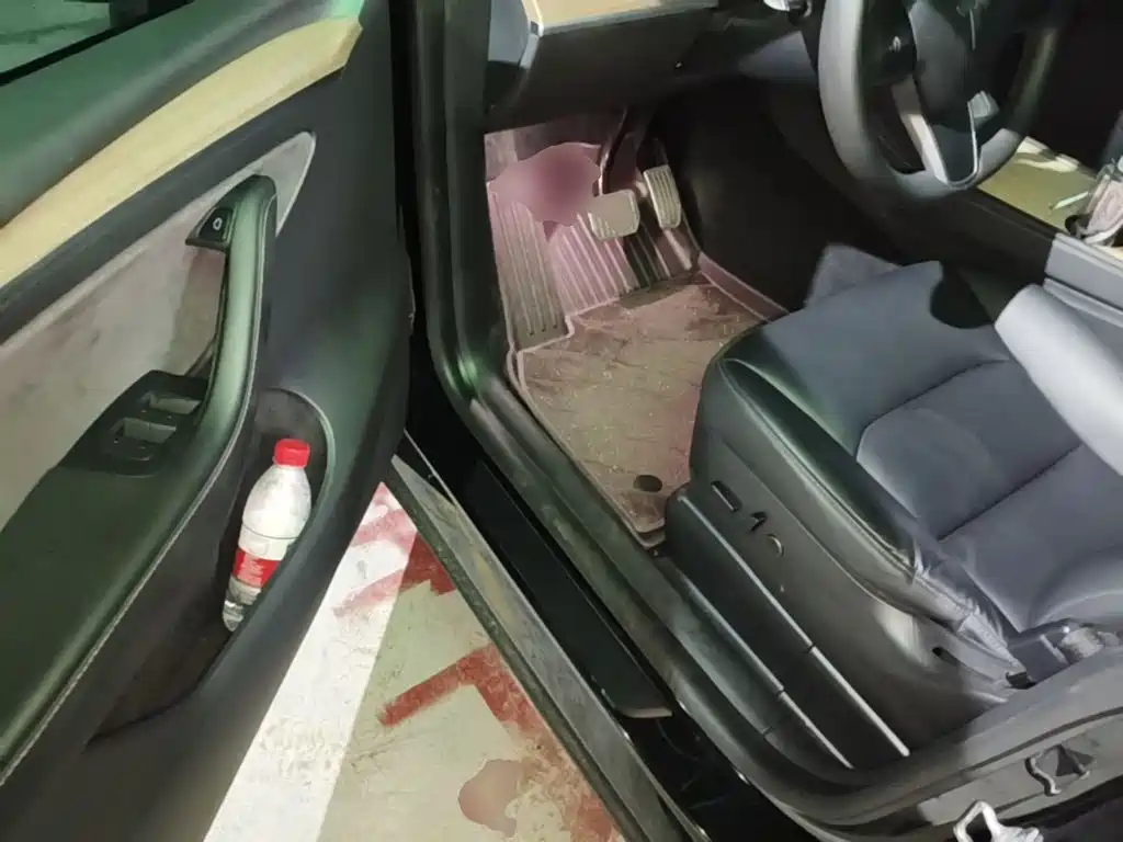Tesla Model Y — миниатюра 16