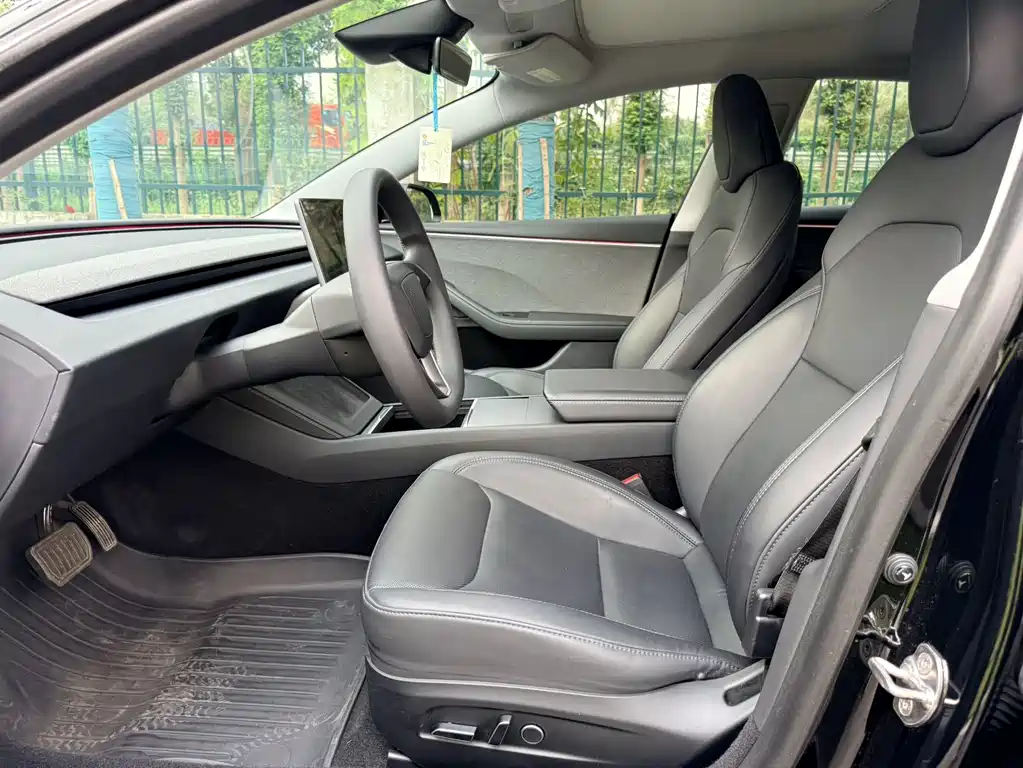 Tesla Model 3 — миниатюра 10