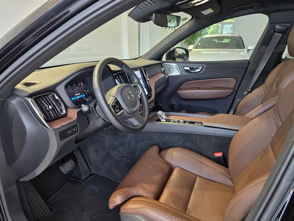 Volvo XC60 PHEV — миниатюра 9