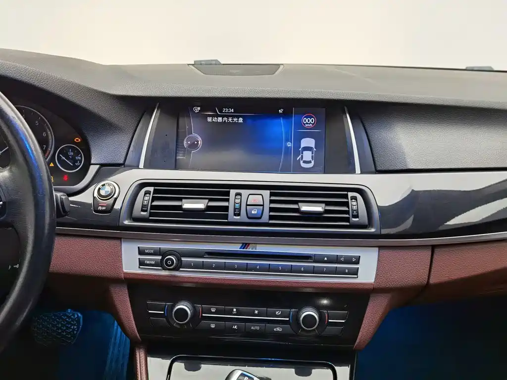 BMW 5 Series — миниатюра 12