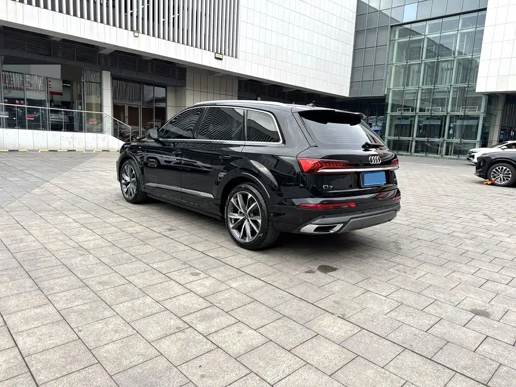 Audi Q7 2023 55 TFSI quattro S line Sport
