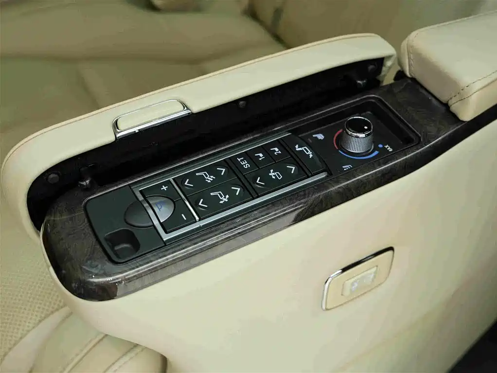 Toyota Alphard — миниатюра 18
