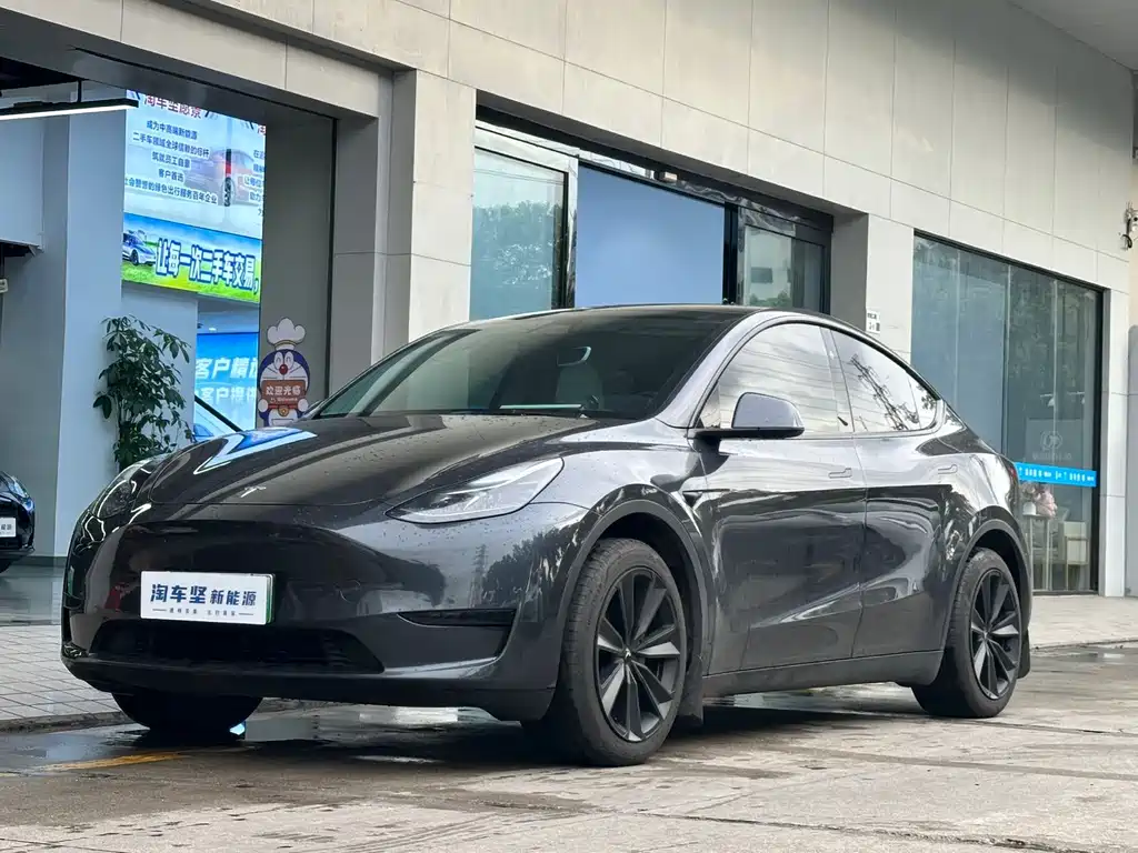 Tesla Model Y 2024