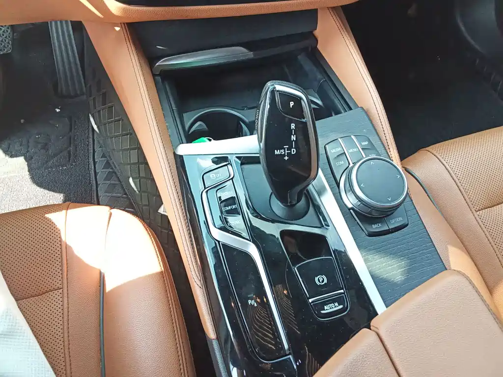 BMW 5 Series — миниатюра 9