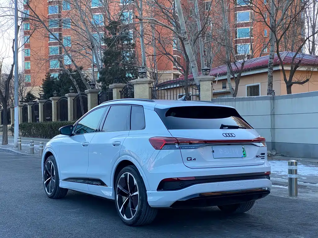 AUDI Q4 E TRON