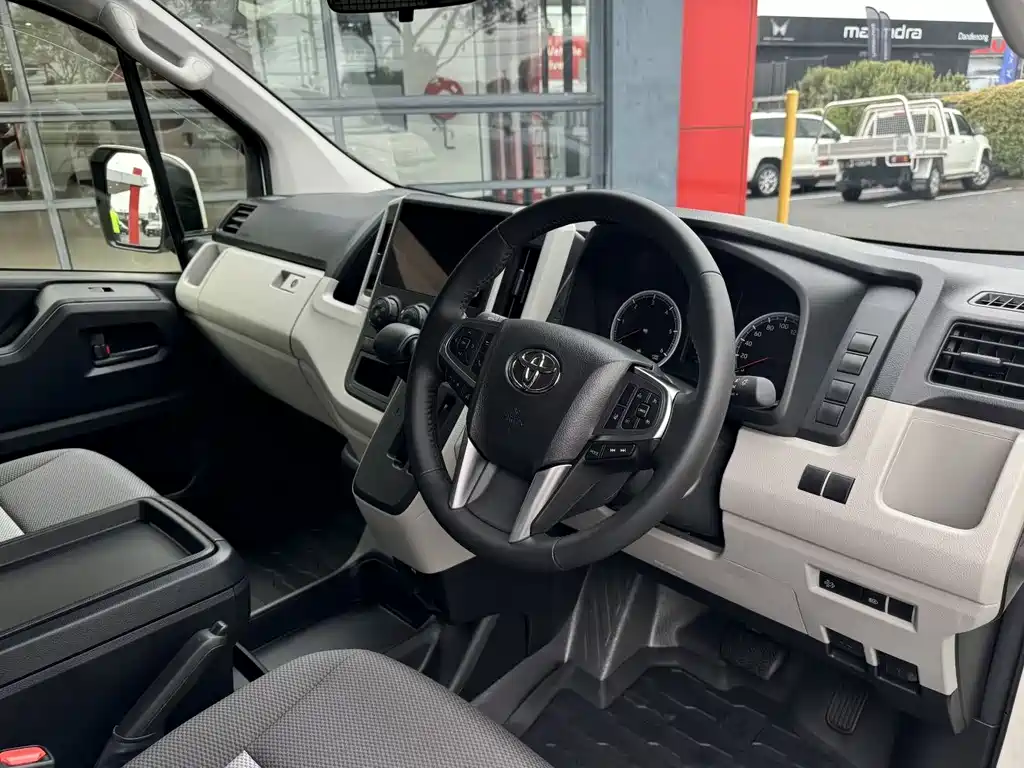 Toyota HiAce 2025 3.5L AT