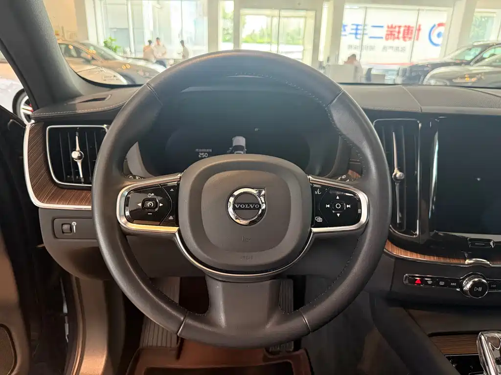 Volvo XC60 2022 B5 Luxury