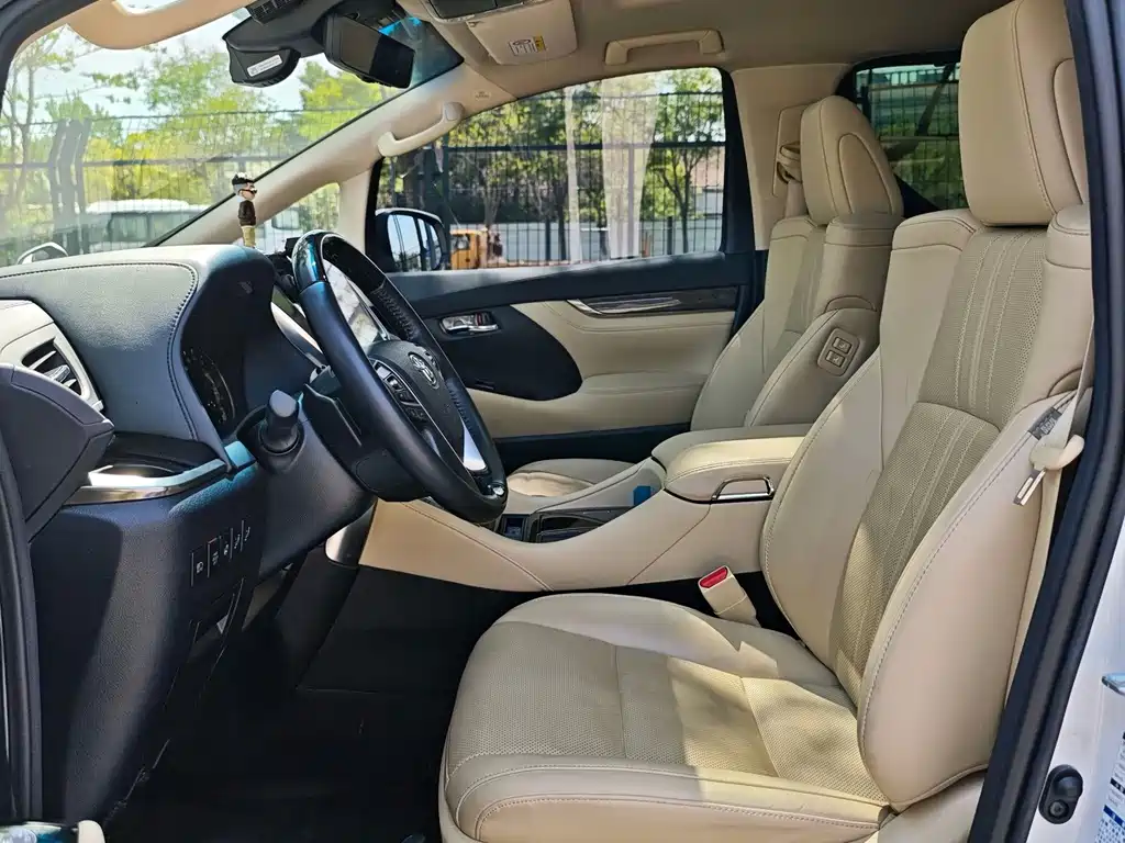 Toyota Alphard — миниатюра 10