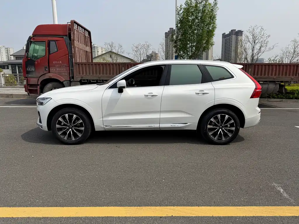 Volvo XC60 2023 B5 Luxury
