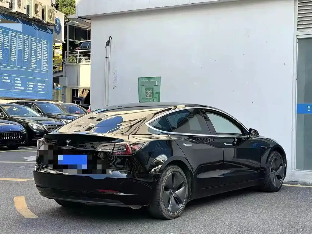 Tesla Model 3 — миниатюра 3