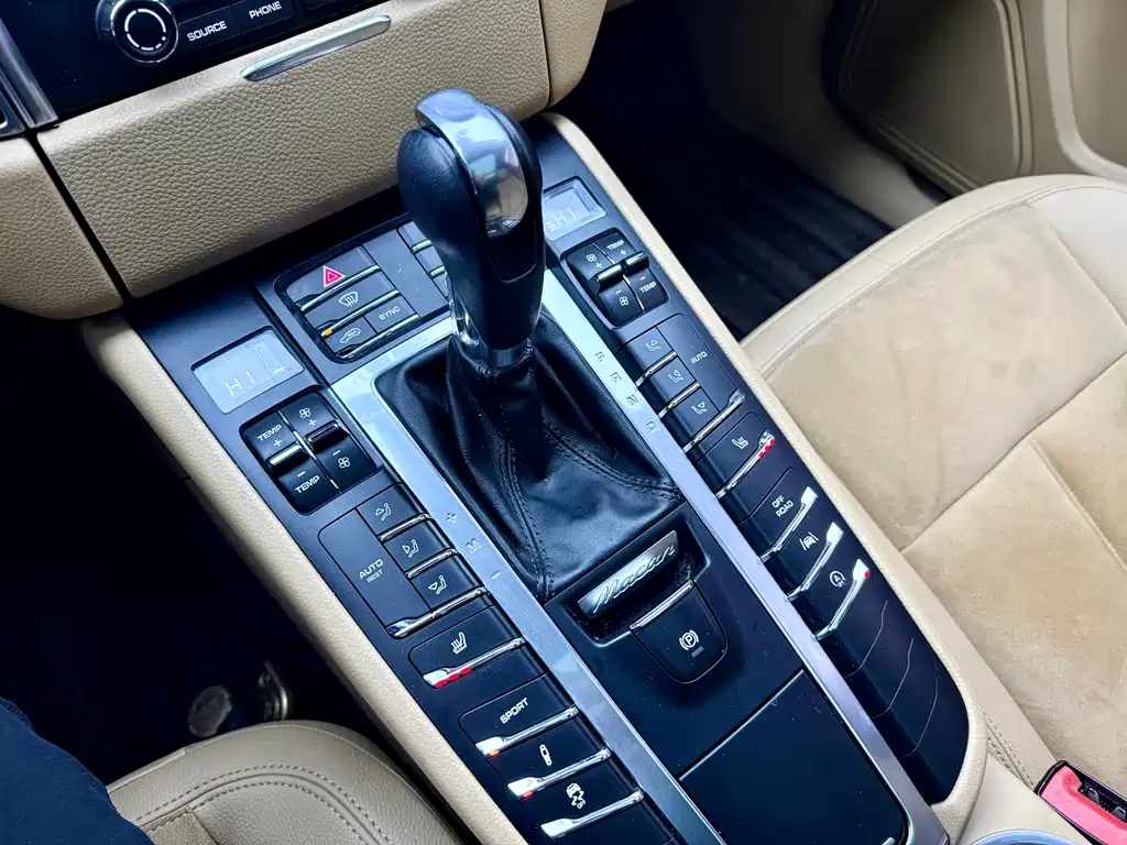 PORSCHE MACAN