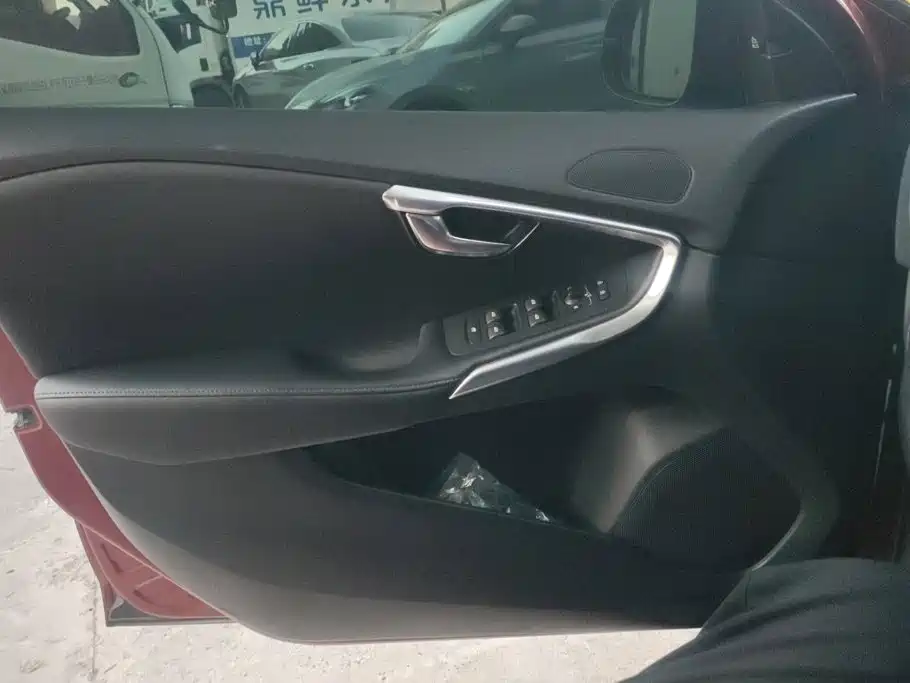 Volvo V40 — миниатюра 7