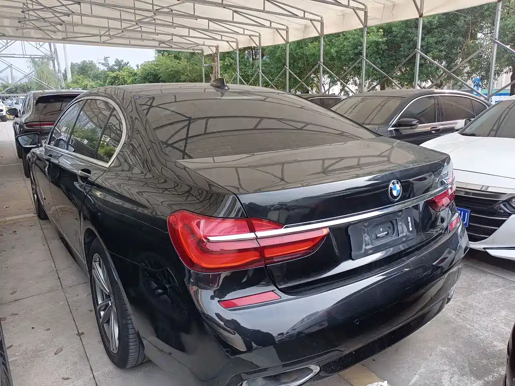BMW 7 Series — миниатюра 6