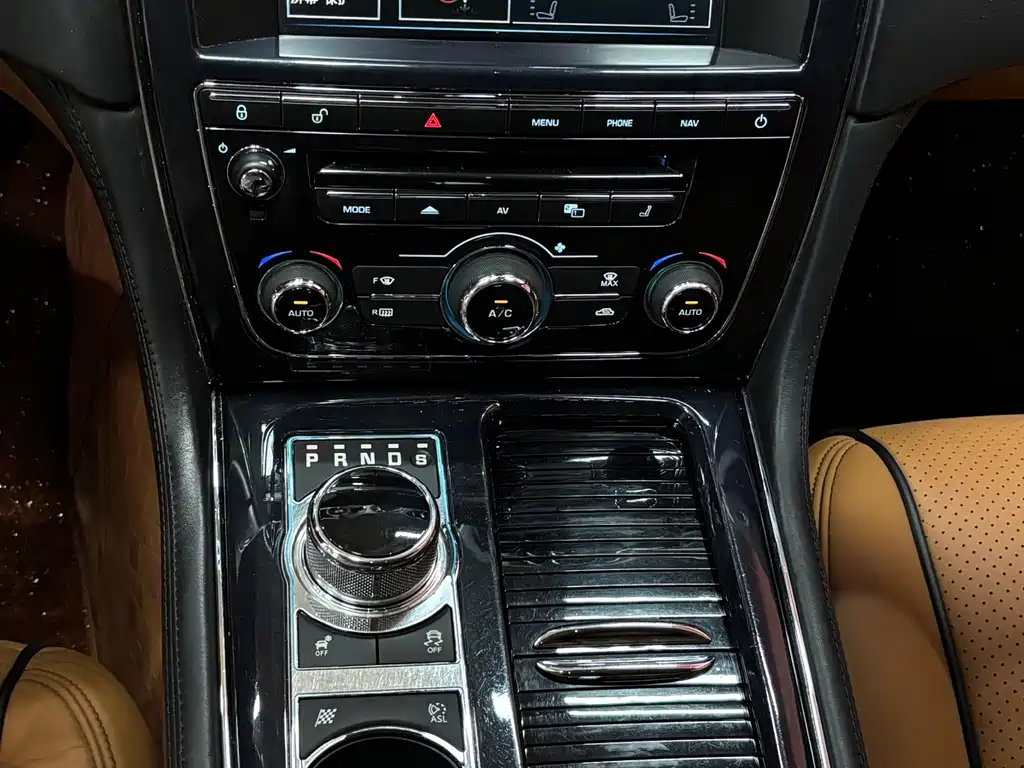 Jaguar XJ — миниатюра 7
