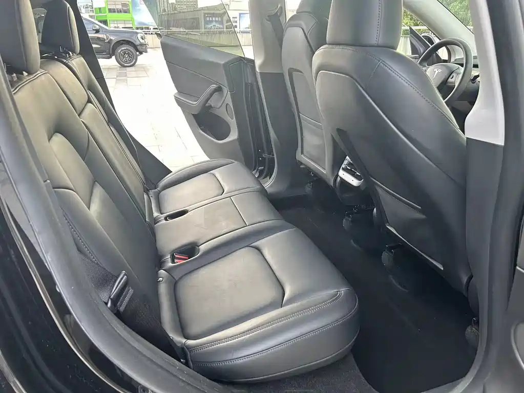 Tesla Model Y — миниатюра 9