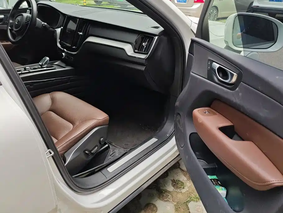 Volvo XC60 2024 B5 Luxury