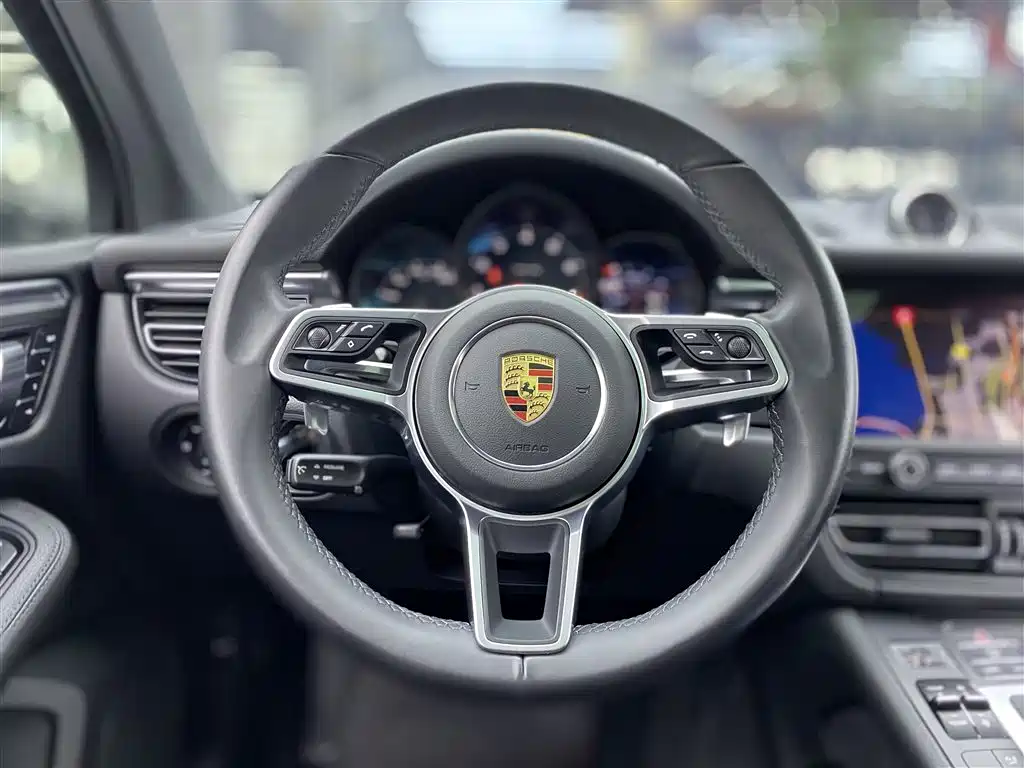 PORSCHE MACAN